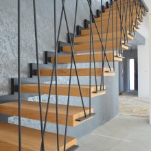 Moderné dizajové schody s oceľovou pavučinou.
