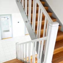 Prepojenie pôvodneho schodiska s novým. Pri nadstavbe o dalšie poschodie bolo potrebné citlivo nadviazať na pôvodné schodisko a prepojiť ďalšie podlažie novým schodiskom. Prevzatím prvkov pôvodného schodiska do nového sa to dokonale podarilo.