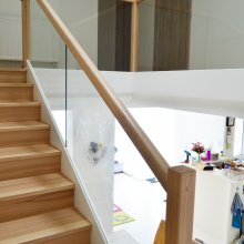 Obklad železobetónového schodiska so zábradlím drevo/sklo a bielymi schodnicami. Trnava. Jaseň hnedý