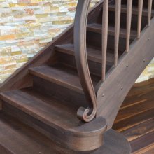 Štýlové ohýbané drevené schodisko s elegantným začiatkom madla. Kartáčovaný dub. Bratislava, Vrakuňa