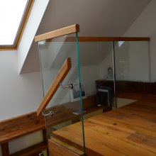 Unikátne schodisko, ktoré sa vymyká štandardným riešeniam.Zábradlie nahrádza sklo, cez ktoré "prechádzajú" stupne.