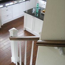 Štýlový obklad schodiska s tvarovými stĺpmi v kombinácií biele drevo a morený buk.  Modranka
