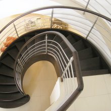 Ohýbané kombinované schodisko v kruhovom otvore s celonerezovým zábradlím. Trenčianske Stankovce