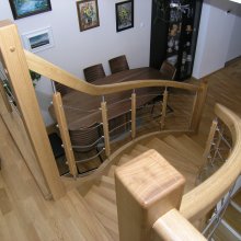 Kombinované ohýbané schodisko. Zábradlie drevo/nerez - Kuchyňa
